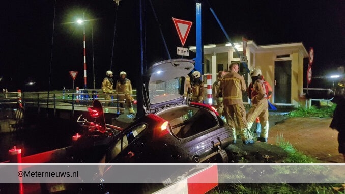 auto naast brugkanaalin in havelte