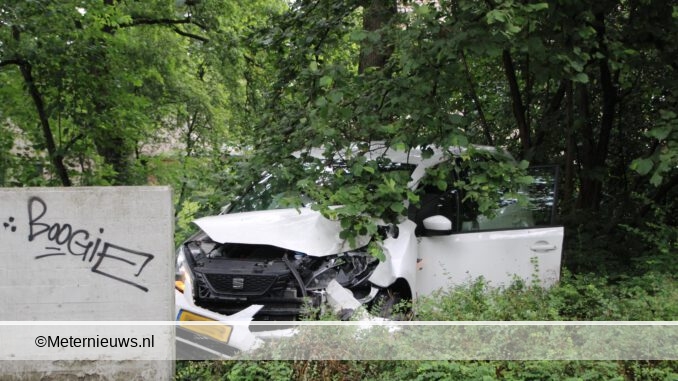 auto tegen muurtje in Emmen