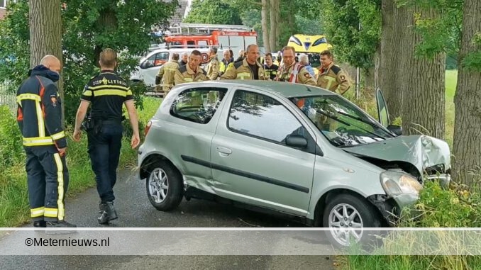 autotegenboompesserdijkHoogeveen2