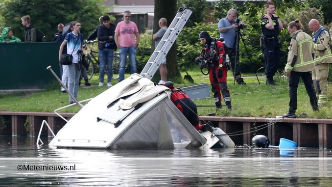 bootje dreigt te zinken in Drentse Hoogeveen
