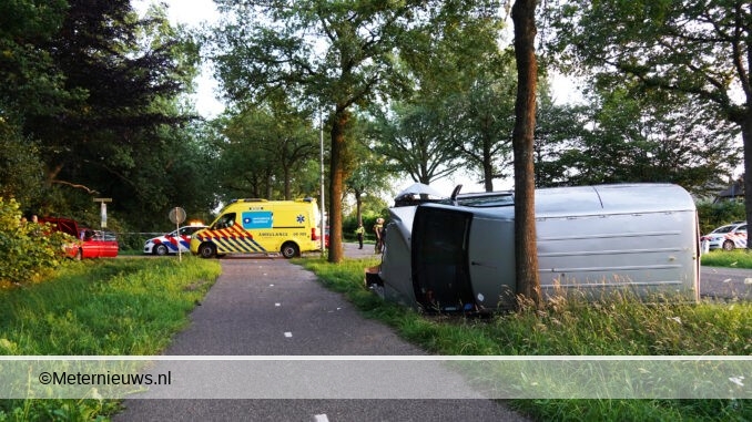 busje op de kant na aanrijding Dalfsen2