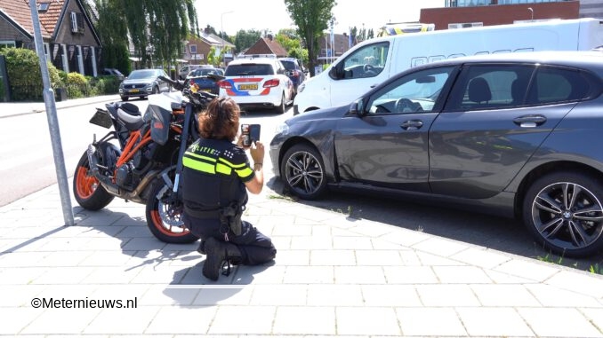 motorrijderbotstop2autosOmmen