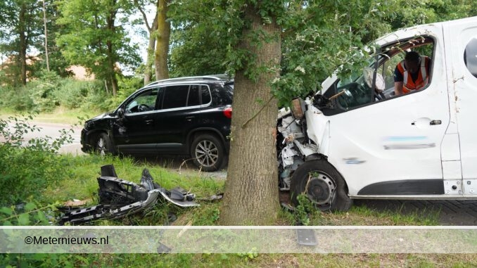 ongeval bedrijfsbusje en personenauto Dalfsen