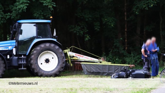 scooterrijdster tegen tractor met grashark in Niew Dordrecht