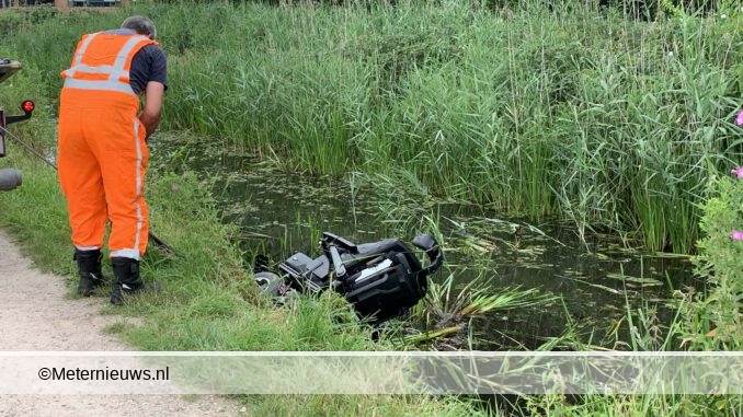 scootmobieler de sloot in in Groningse Haren