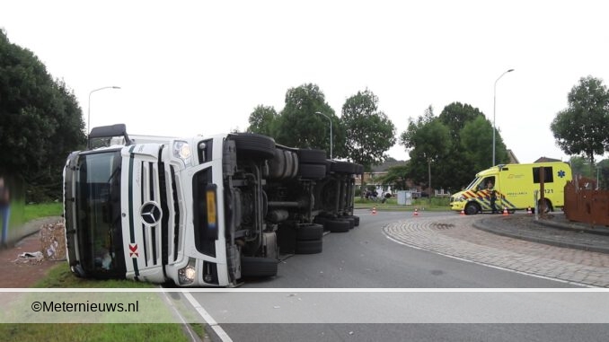 vrachtwagen op de kant rotonde Foxhol