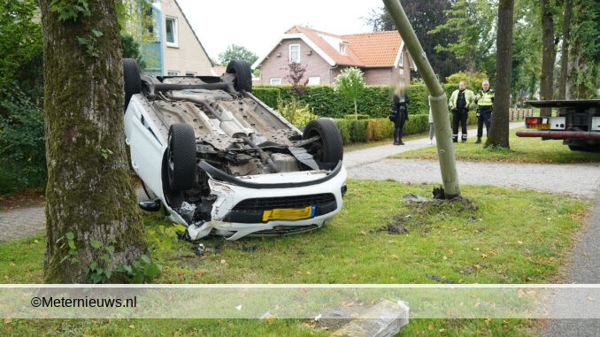 auto frontaal op boom in Eursinge6