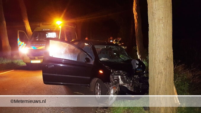 auto frontaal tegen boom in Staphorst