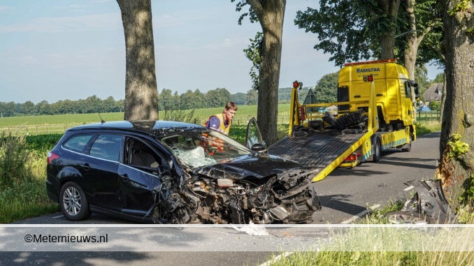 auto tegen boom in Drentse Annen