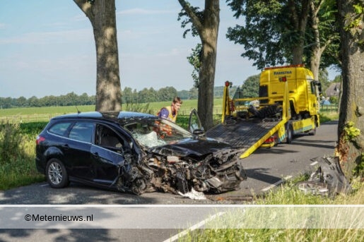 auto tegen boom in Drentse Annen