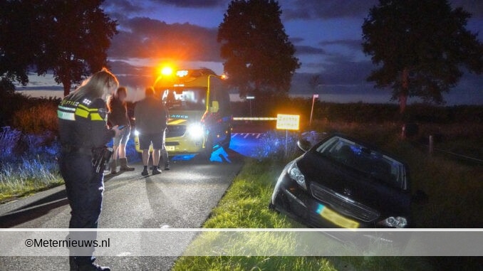 auto van de weg in Lieveren