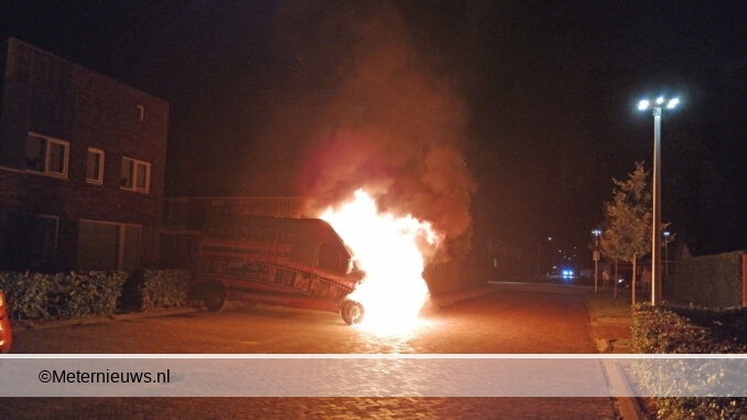 bedrijfsbusje in brand in Stadskanaal