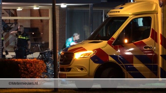 man door politie uit woning Veendam gehaald