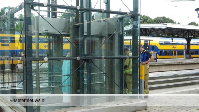 vrouw vast in lift Horor lift station Meppel