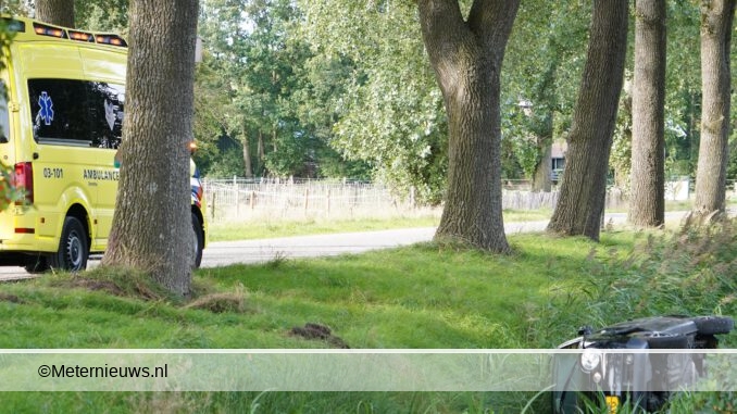 Auto van de weg door split in Amen