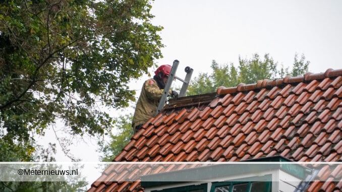 Bliksem slaat in nok van dak woniing Groningse Glimmen