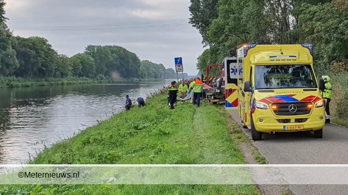 Brandweerduikers redden persoon uit auto