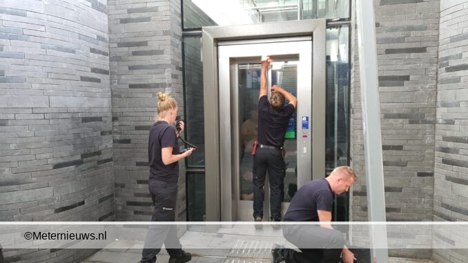 JONGEREN DOOR BRANDWEER UIT LIFT GEHAALD GRONINGEN