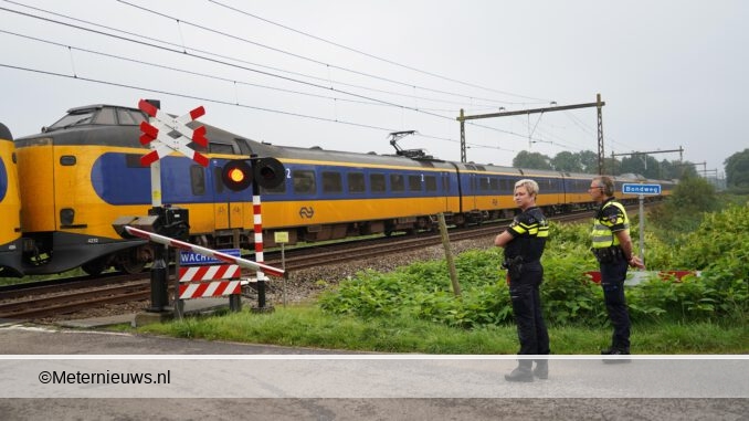 Tractor slaat midden op overweg af terwijl er een trein aankomt