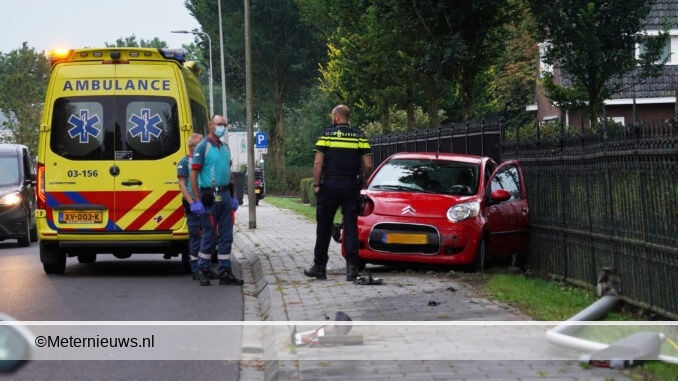 auto lantaarnpaal in Meppel