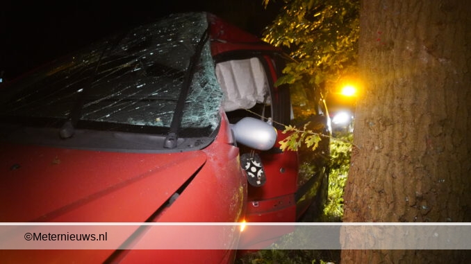 auto tegen boom in fluitenberg