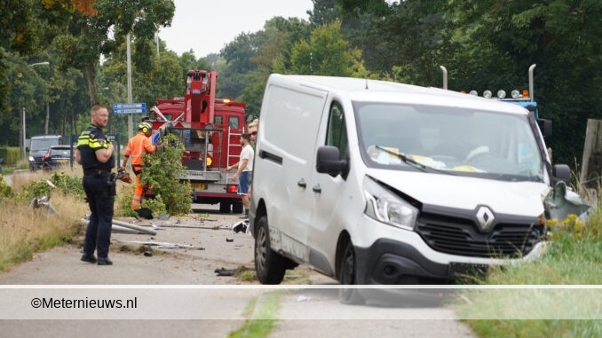 bedrijfsbusje rijdt boom en lantaarnpaal platHaren