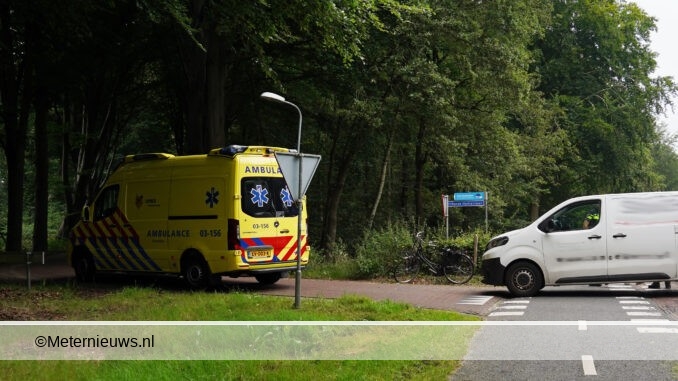 bedrijfsbusje rijdt fietsster avn fietspad havelte2