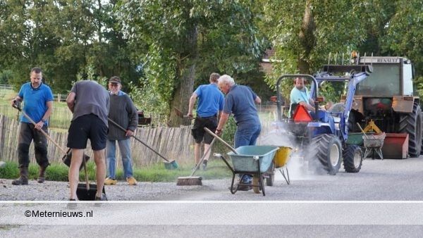 Aanwonenden in Drentse Amen halen split van weg na het zoveelste ongeval aan de gelijknamige weg Amen #AMEN - Wie.