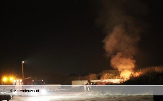 Afvalbrand door brandweer geblust in Nieuw Dordrecht(Video) #NIEUW DORDRECHT - Een afvalbul.