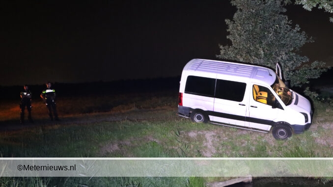 busje van de weg in Schoonebeek
