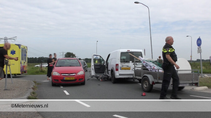 fiester botst op auto in Doezem