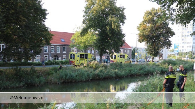 hulpverleners op zoek naar person te water in Groningen
