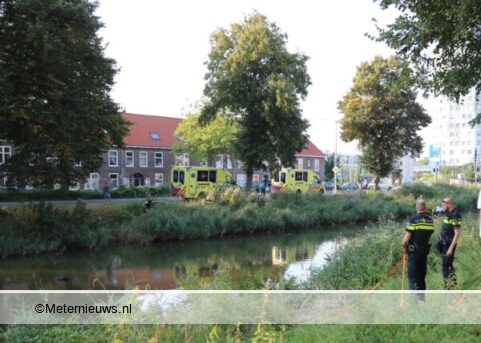 hulpverleners op zoek naar person te water in Groningen