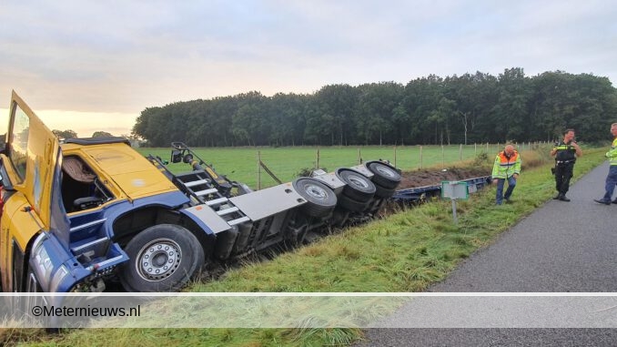 vrachtwagen de slooot in A28 Pesse