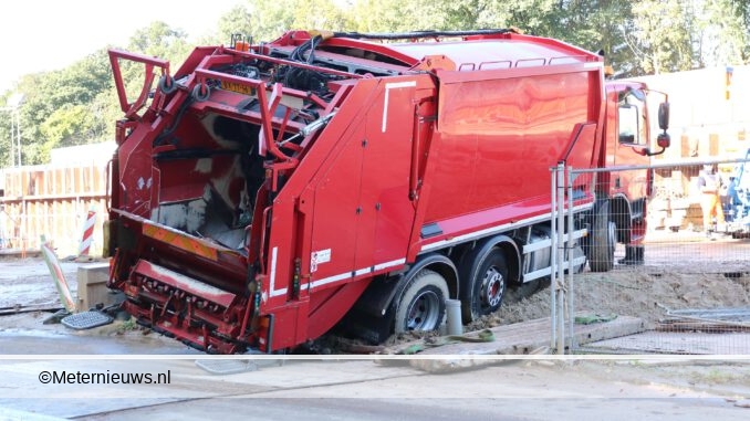vuilniswagen op kantelen in Groningen