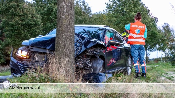 auto frontaal op boom in Drentse Emmen