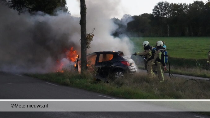 auto in brand nabotsing tegen boom Schiphorst