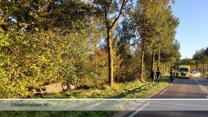 auto op de kop de sloot in boerakker