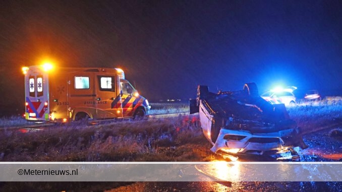 auto over de kop in Drentse Valthermond