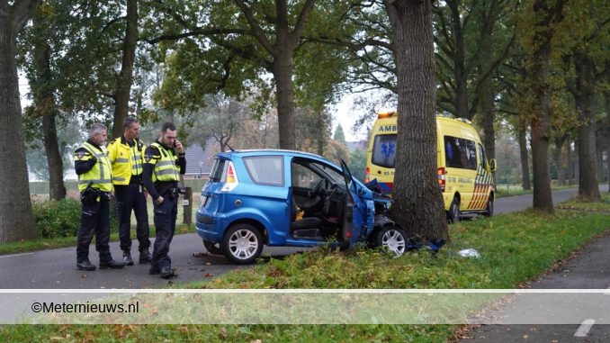 auto tegen boom inNieuw Roden