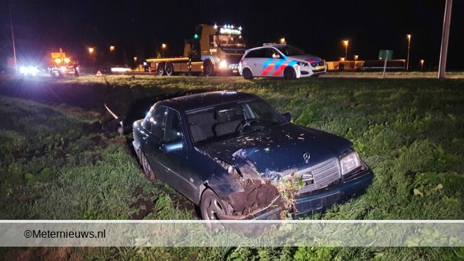 auto van de afrit A37 Zwinderen