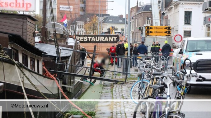 man fietst water in in Groningen