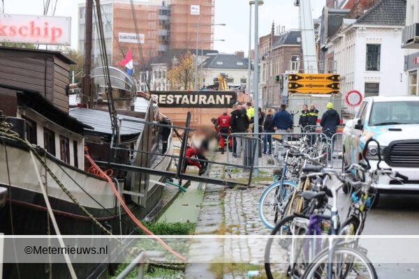 man fietst water in in Groningen