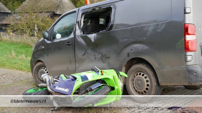 motrrijder botst in zijkant busje Balkbrug