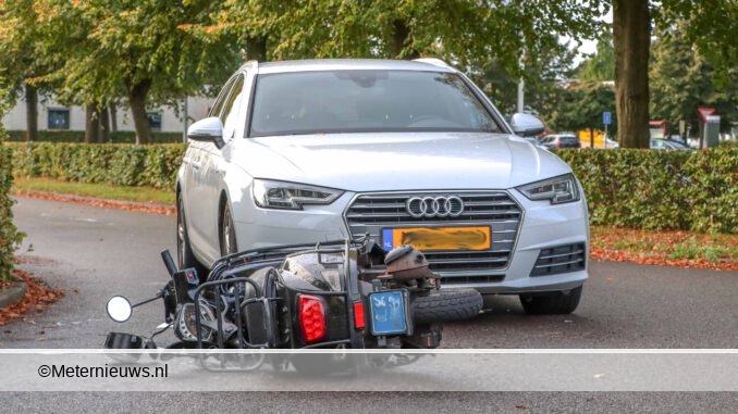 scooter tegen auto in Emmen