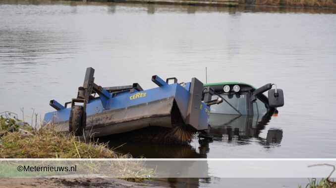 Tractor rijdt Eemskanaal in bij Groningse overschild3