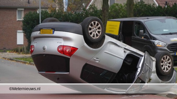 auto op de kop in Klazienaveen