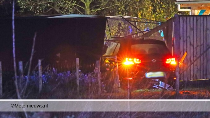 auto rijdt volliere in tuin woning Holsloot