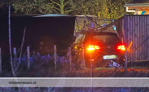 auto rijdt volliere in tuin woning Holsloot