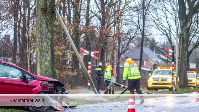 autorijdtspoorwegpaalenlantaarnpaal platSchoonebeek